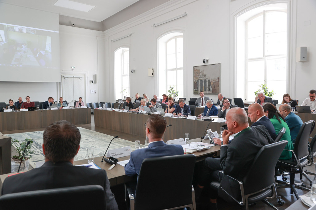 Bei der aktuellen Stunde im Landtag geht es morgen um die Themen Wohnen, Pflege und Verkehr.